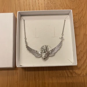 Ioaku halsband  - Jätte fint halsband från Ioaku! Köpte för 599kr! Kedjan är lite rostig längst upp, men inget som tänks på.💗Det är bara att skriva vid frågor/mer bilder💗