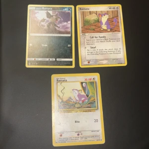 Pokémonkort: Rattata & Alolan Rattata (3 kort) - Samling med tre klassiska Pokémonkort: två versioner av Rattata och en Alolan Rattata. Perfekt för dig som vill utöka din samling eller gillar nostalgi! Färgglada illustrationer och olika generationer – ett måste för Pokémonfans.
