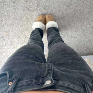 Gråa straight jeans från gina tricot - Snygga grå jeans från gina tricot i rak modell. Jeansen har klassisk femficksdesign, normalhög midja alltså mid waist och stängs med knapp och dragkedja. Materialet är mjukt och följsamt denim som ger en avslappnad vibe.