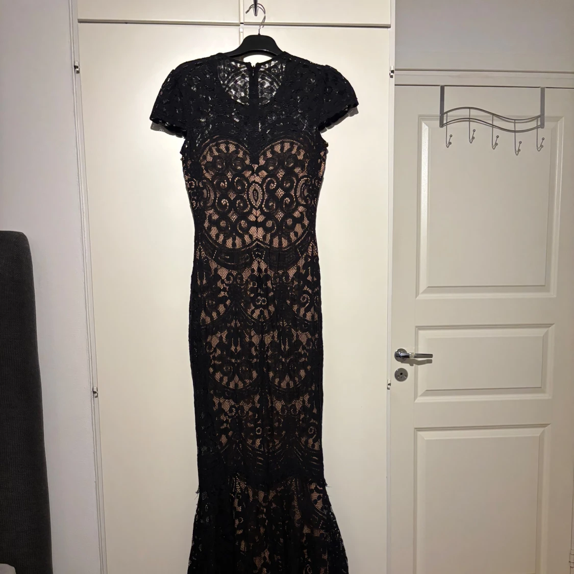 Svart lång spetsklänning med mönster - 1