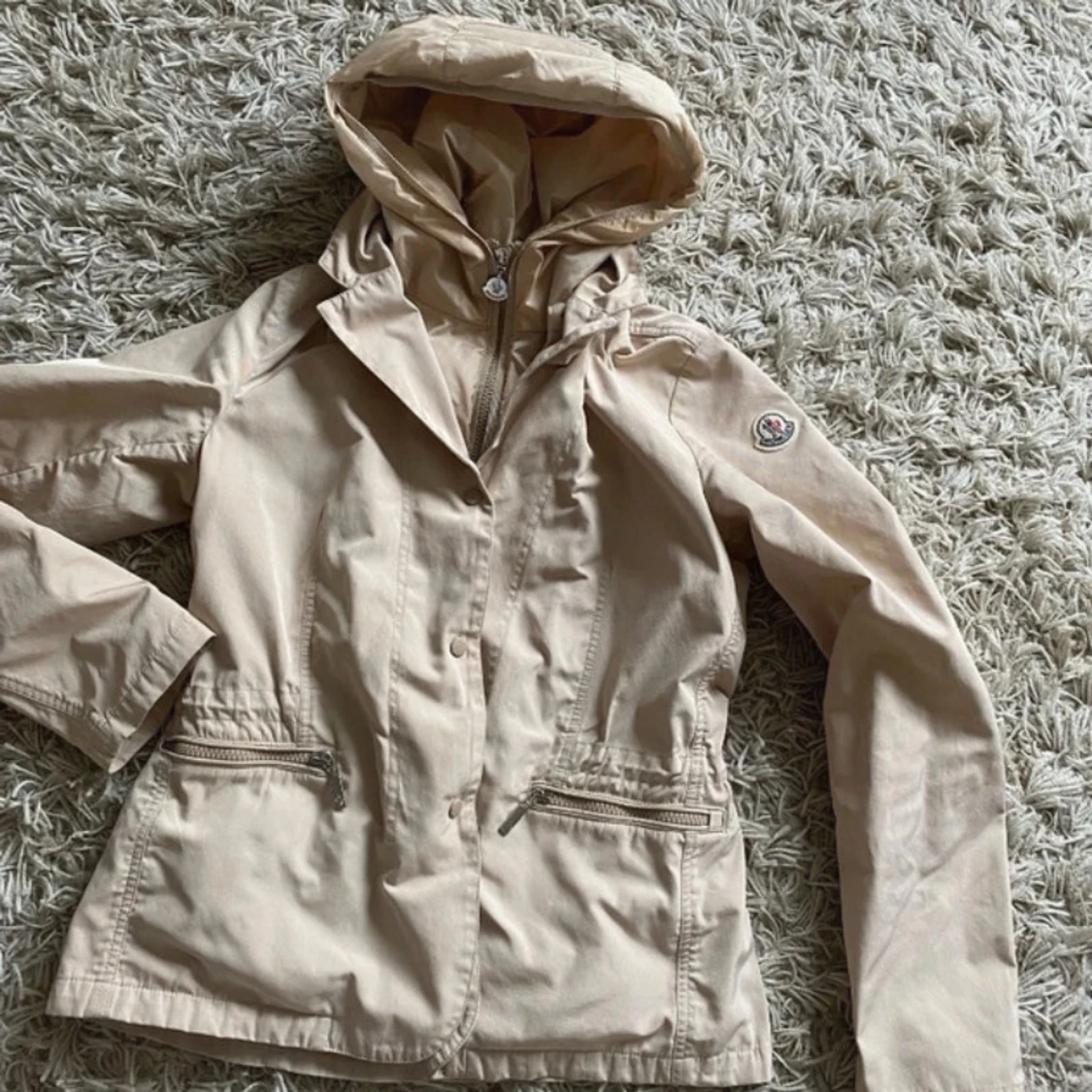 Beige vindjacka från Moncler med huva - 1