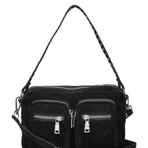 Svart axelväska i mocca från noella - Cool svart axelväska från noella i mocca med två stora framfickor och silvriga dragkedjor. Väskan har ett brett axelband med nitar och flera fack för smart förvaring. Köpt för 699 och använd 1 gång