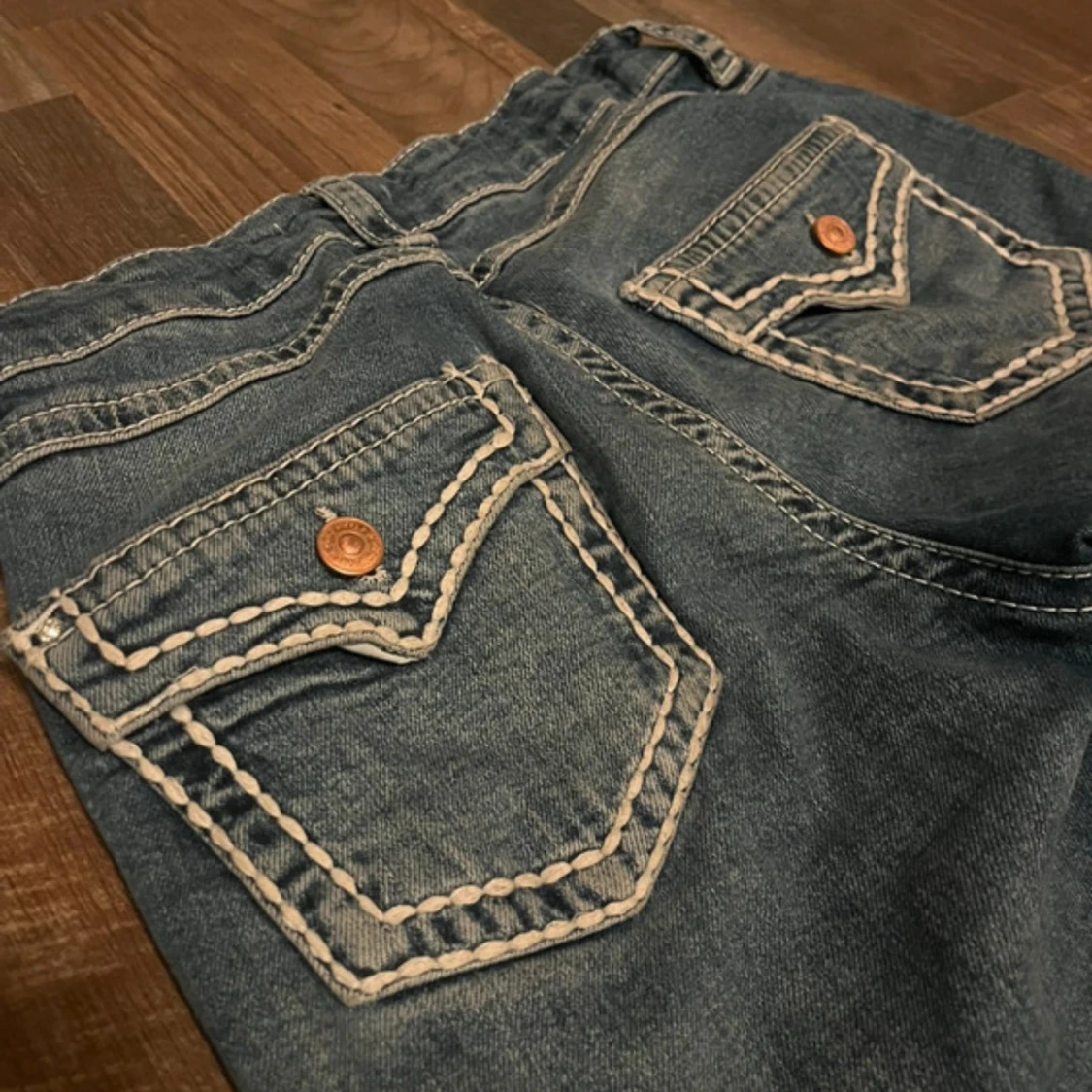 Blå bootcut jeans med kontrastsömmar - 2