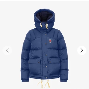 Mörkblå Fjällräven jacka  - Säljer min mörkblåa Fjällräven jacka i stl xs dam, använd en vinter men fortfarande som ny utan större defekter, köpt i butik på naturkompaniet för 7499kr. Säljer för 5000💕har tyvärr inget kvitto kvar! 