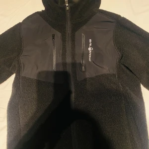 En svart snygg Sail racing fleecejacka - En nästan ny sail racing jacka, Ingen syn på användning perfekt för priset