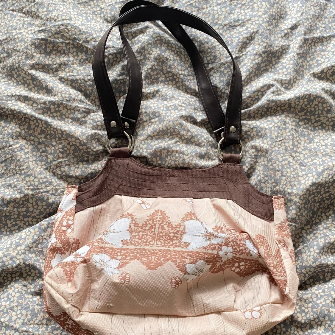 Blommig axelväska i beige och brunt - 1