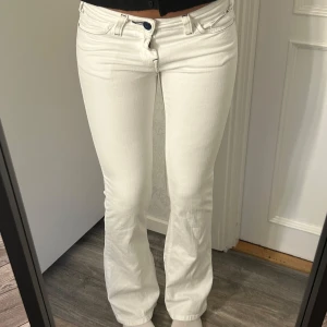 Lågmidjade utsvängda jeans  - De perfekta vita jeansen från Lee!😍 Jätte najs vit färg och formar benen fint. Innerben: 78 cm, midja rakt över: 40 cm Kom privat för fler mått eller frågor🥰