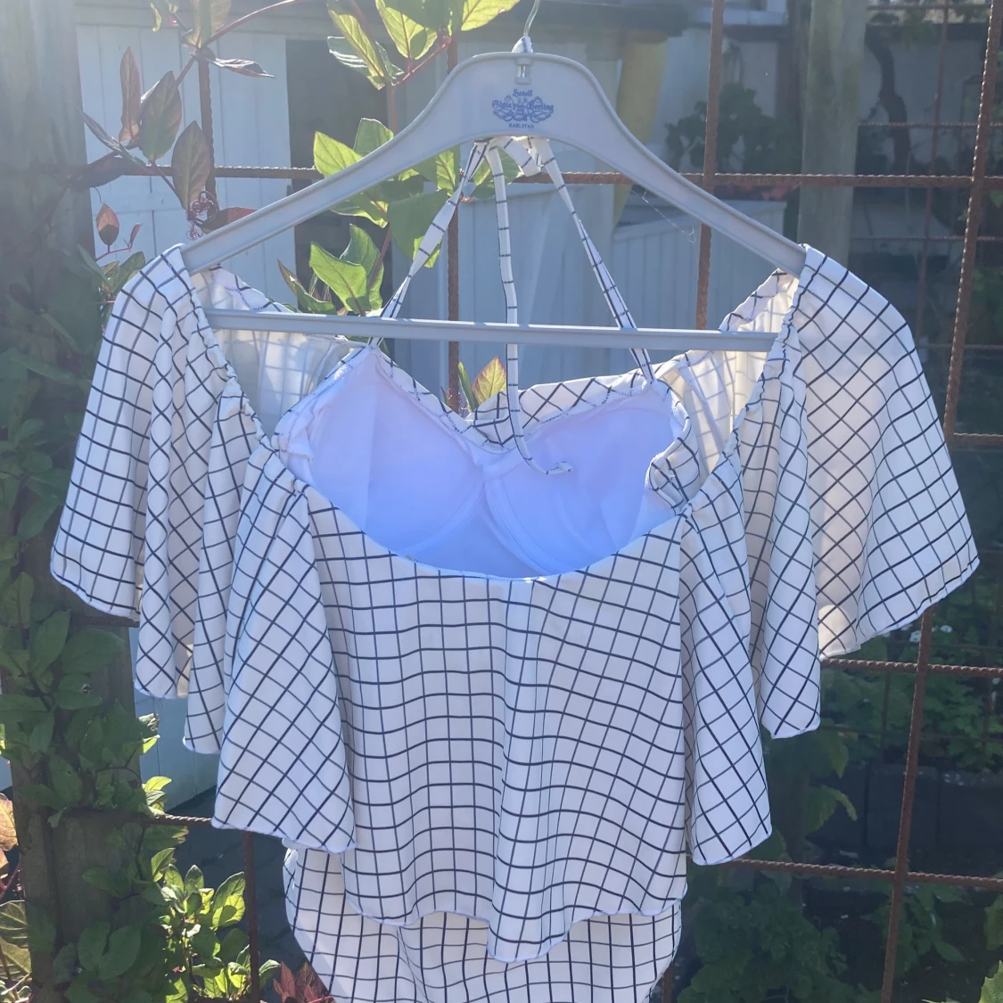 Vit rutig baddräkt med volang - 1