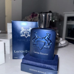 Layton Exclusif Edition Royale 125ml - Lyxig och exklusiv parfym från Parfums de Marly. Layton Exclusif Edition Royale kommer i en snygg blå flaska och rymmer 125ml. Perfekt för dig som vill sticka ut med en elegant touch.
