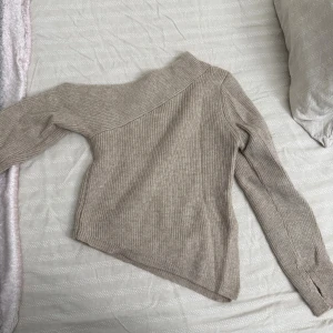 Beige ribbad offshoulder stickad tröja - jättesöt stickad tröja, inte helt off shoulder bara ena sidan 