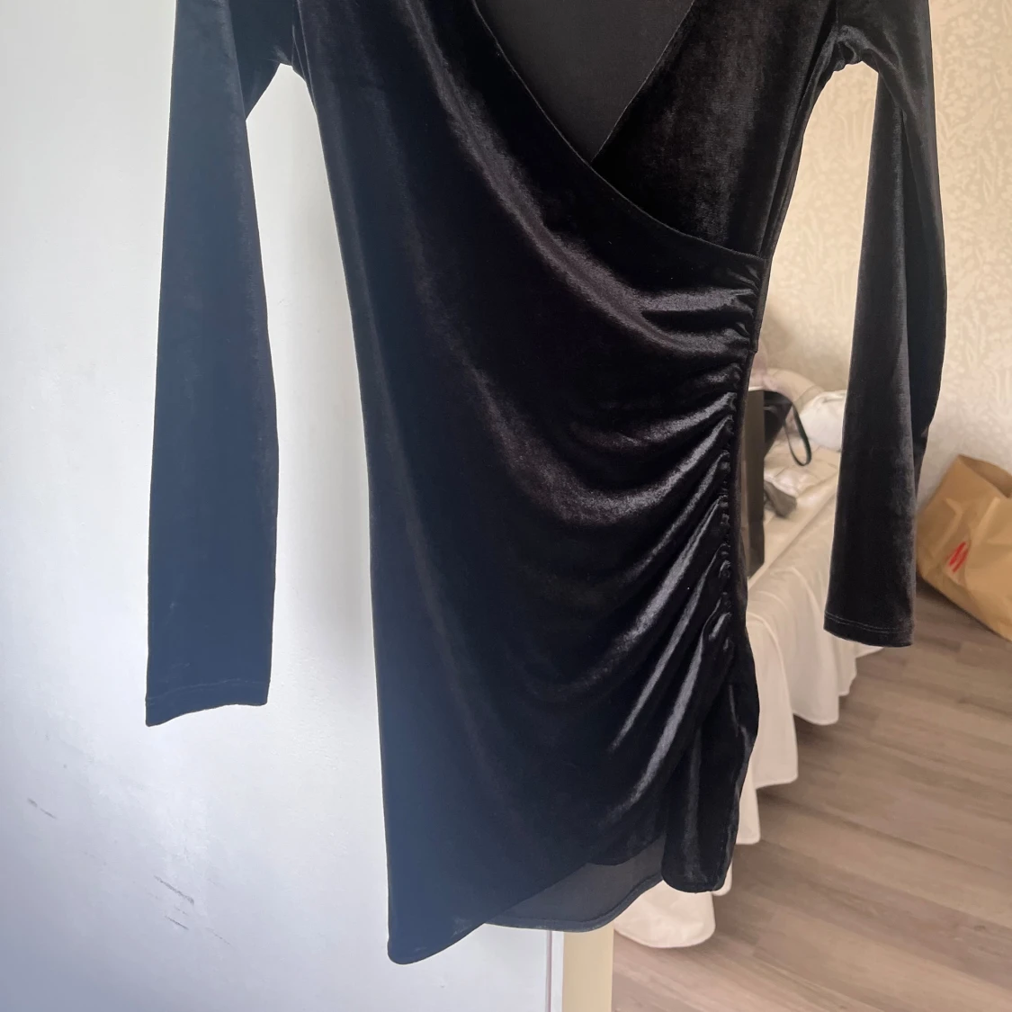 Svart sammetsklänning från H&M Divided - 1