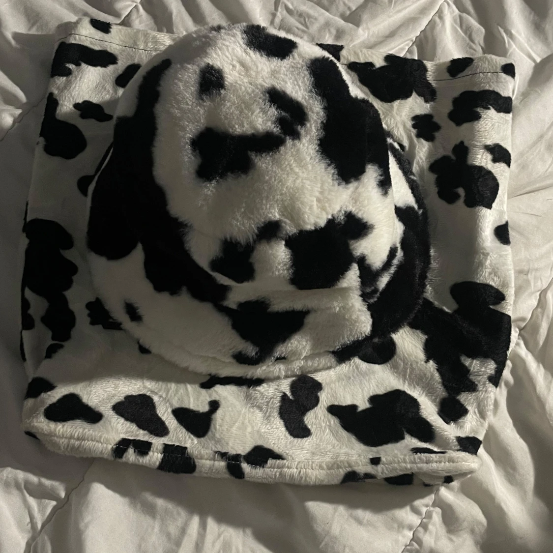 En kjol och bucket hat med koskinnsmönster - 4