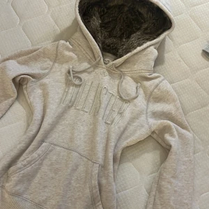 Hollister päls hoodie  - Jag köpte tröjan via Plick, och den tidigare ägaren har sytt in sidorna så att den sitter som xs. Passformen är därför figurnära och snygg! Skicka för bild på
