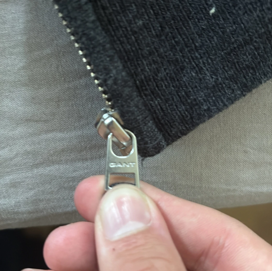 Mörkgrå ullkofta från GANT med dragkedja - 3