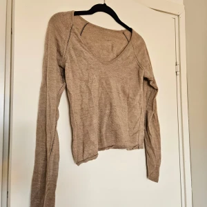 Kashmirtröja - Mjuk och härlig varmbeige tröja i kashmir. Jätteskönt material som är våder varmt och mjukt