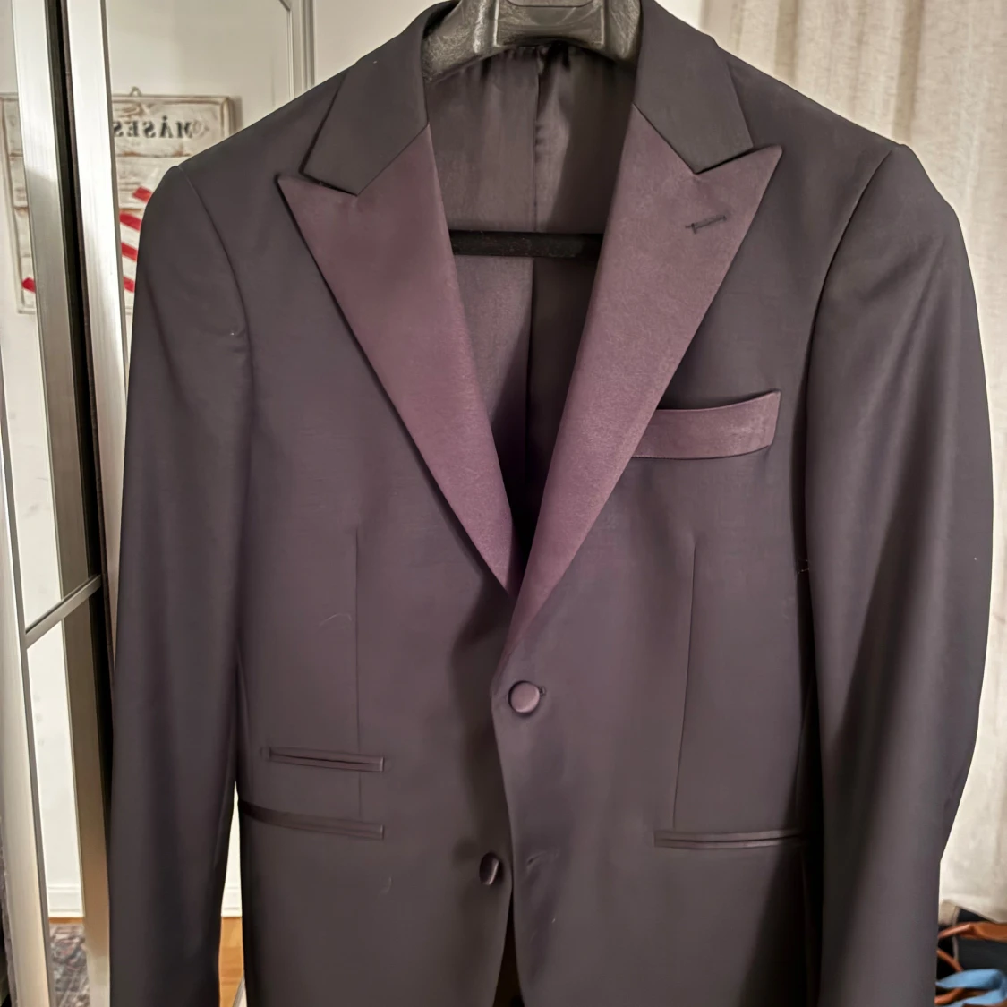 Svart kavaj med satinrevers