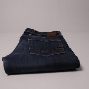 Replay Anbass  - Replay Anbass // Slim Fit Storlek: 32 Mått: Midja: 39 cm, Innerben: 79 cm, Benlängd: 104 cm Nypris: 1799:-  Vårt pris: 319:- Hojta gärna vid frågor – vi svarar dig alltid snabbt med ett trevligt bemötande! Allt gott, /Team Trovata 