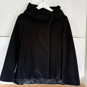 Svart kappa från Zara Basic - Säljer en svart kappa från Zara Basic. Fint skick💕