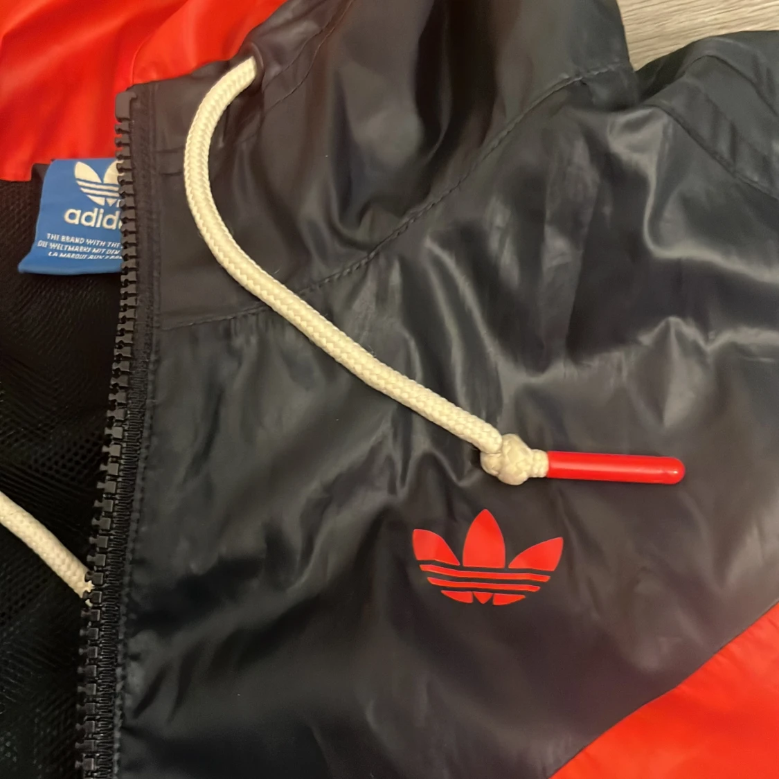 Svart och röd vindjacka från Adidas - 1