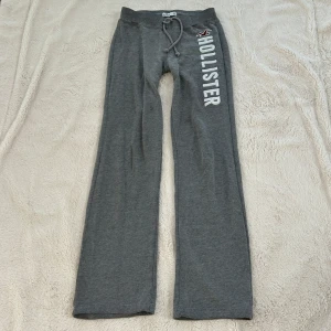 Hollister originals lågmidjade byxor - Ett par byxor från Hollister i storlek XS. Byxorna bedöms vara i mycket fint skick. Rakt över midjemått: 34/35cm. Innebenslängd: 76cm. Jag skickar ditt köp inom 24h. Se liknande plagg i min profil! 
