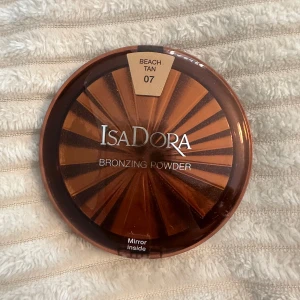IsaDora Bronser - IsaDora Bronzing Powder i nyansen Beach Tan 07.  Helt oöppnad med tejpen kvar. Den är i den större storleken. Skriv privat för mer info🥰