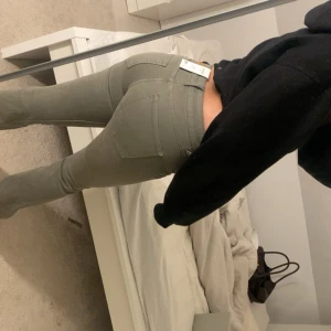 gröna bootcut jeans - Säljer mina gröna low waist bootcut jeans ifrån lager 157. Använda 1 gång och kommer tyvärr inte till användning!! Jätte bra skick (prislappen är av) 🍸