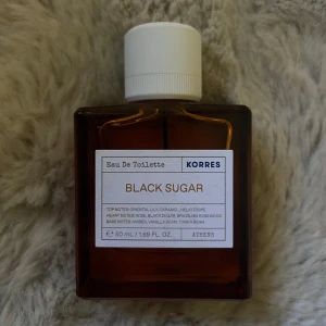 Korres Black Sugar Eau de Toilette - Korres Black Sugar Eau de Toilette, 50 ml. Sprayat fåtal gånger, nästan helt full. 