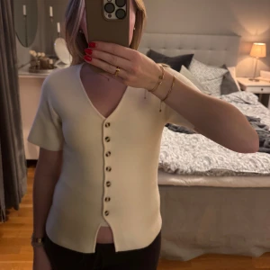Tight stickad topp från Gina Tricot - Säljer en cream vit topp från Gina Tricot, som är i stolek S. Den är använd en gång, alltså i mycket fint skick. Jag säljer den eftersom den inte kommit till användning hos mig. Passar fint till både jeans och kostymbyxor! Hör gärna av dig vid frågor❤️