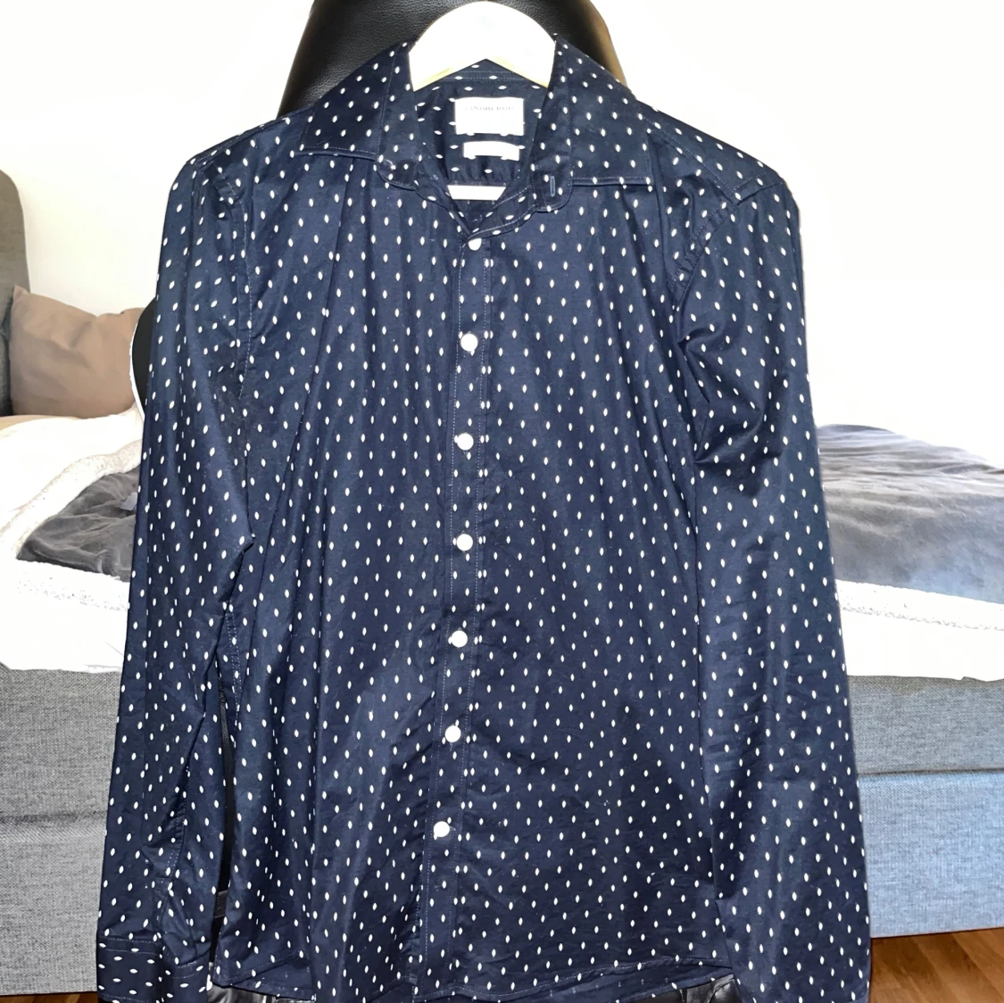 Mörkblå prickig skjorta Lindbergh - 2