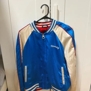 Superdry Bomberjacka - Roller Derby Jacka från Superdry i storlek 36. Använd ett fåtal gånger utan några defekter alls. Nypris runt 1000:-