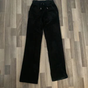 säljer juicy byxor - Köpte för 1200 säljer för 700+frakt storlek XXS har andvänt kanske 30 gånger Max passar typ folk som är 140-150-160 cm långa 