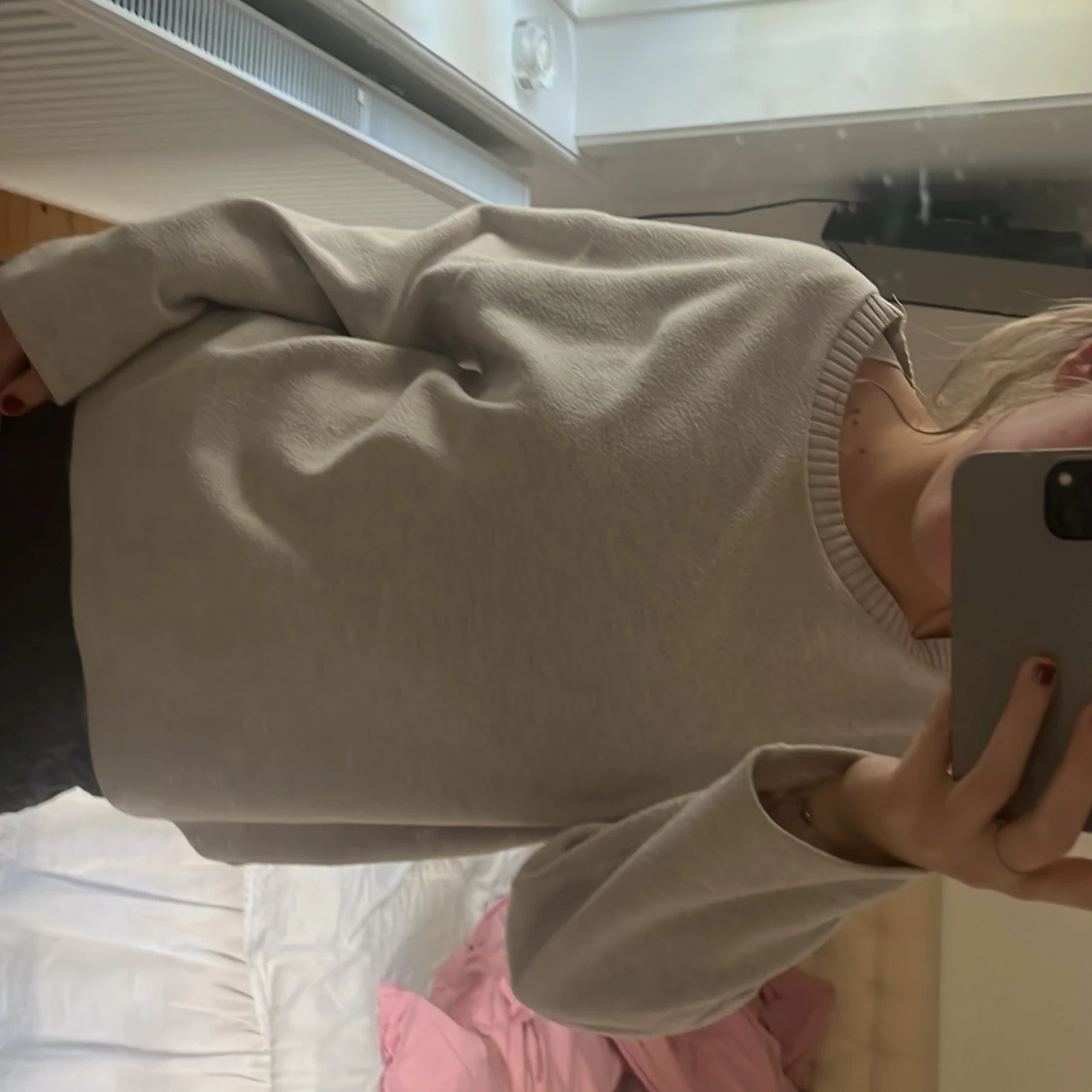 Beige stickad tröja med rund hals