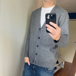 Kofta från Zara - Hej! Säljer en riktigt snygg kofta från Zara! Riktigt bra skick och inga defekter! Pris alltid diskuterbart!| Kontakta mig vid minsta fråga!| //Nils