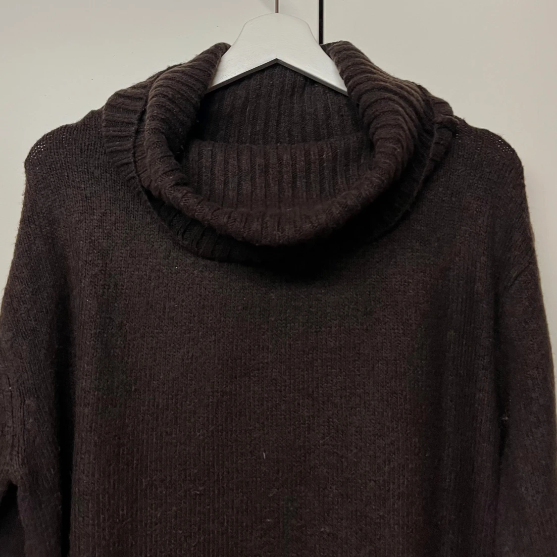 Mörkbrun polotröja stickad  - 1