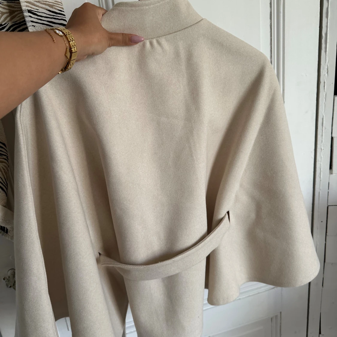 Beige kappa med bälte från Nelly - 3