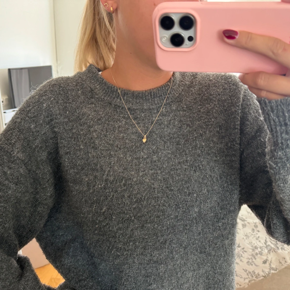 Mörkgrå stickad tröja med rund hals - 1