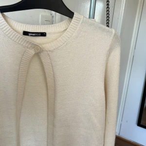 Beige kofta från Gina Tricot  -  beige kofta från Gina Tricot i storlek XL. Koftan har rund halsringning, lång ärm och stängs med en knapp upptil. Den är använd få gånger då inga tecken på användning. Pris kan diskuteras 
