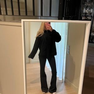 Svart oversized stickad tröja - Mysig svart stickad tröja med oversized passform och långa ärmar. Perfekt för lager-på-lager och chill dagar. Enkel design utan mönster eller detaljer, passar till allt och är superbekväm.