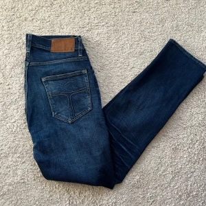 Slim jeans Tiger of Sweden - Snygga mörkblå jeansbyxor från Tiger of Sweden. Storleken är W31 L32, Kontakta vid minsta fråga!