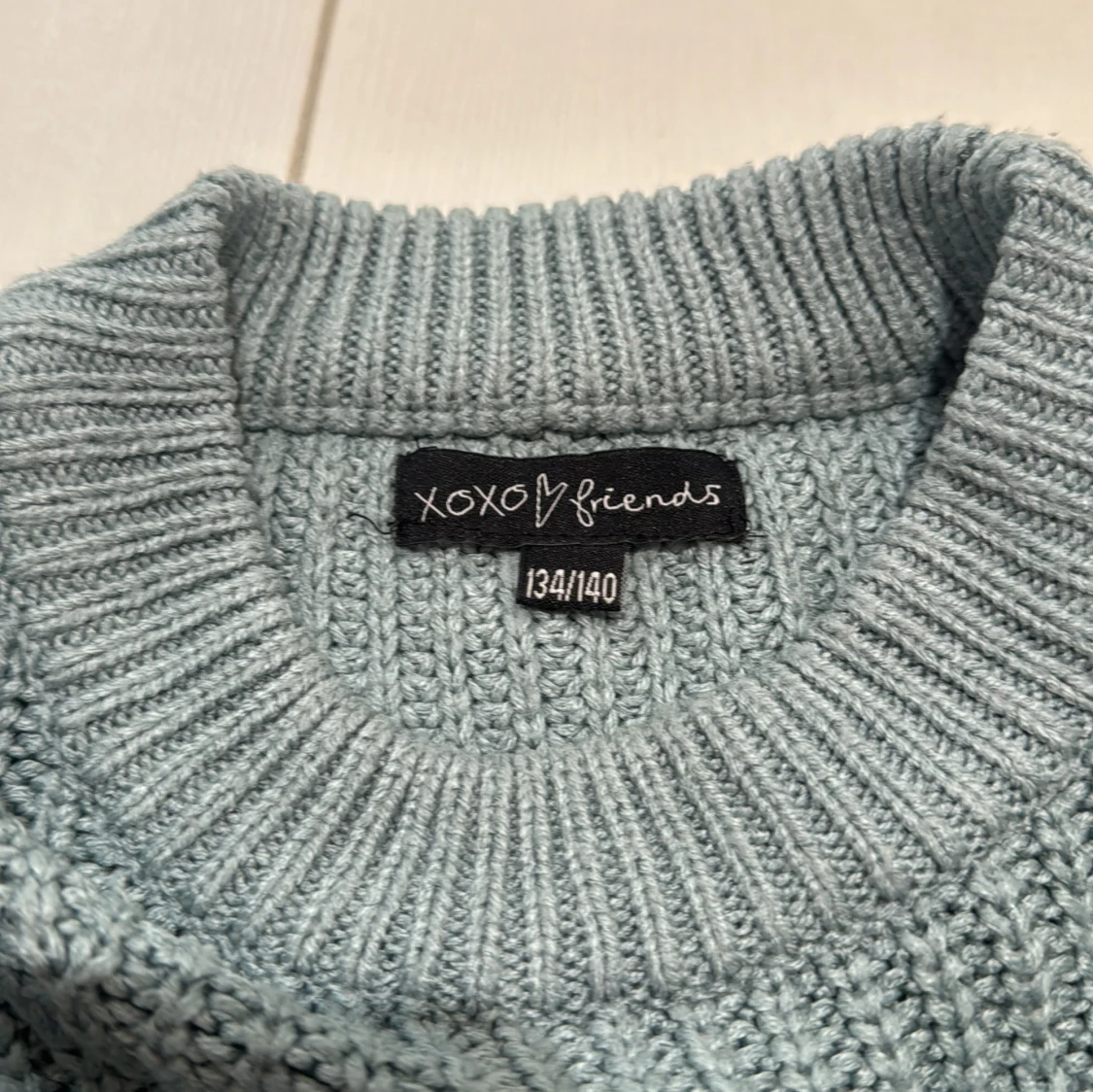 Grå stickad croppad tröja XOXO friends - 2
