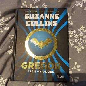 Gregor från Ovanjord - Följ med Gregor på ett spännande äventyr under jorden! När hans lillasyster försvinner, kastas han in i en mystisk värld fylld av jättespindlar, råttor och fladdermöss. Perfekt för dig som gillar action, mysterier och episka resor. Första delen i en fängslande serie!