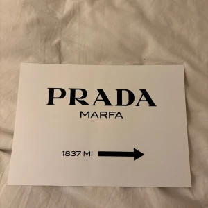 Liten poster  - Liten Prada poster från desenio, ny skick 