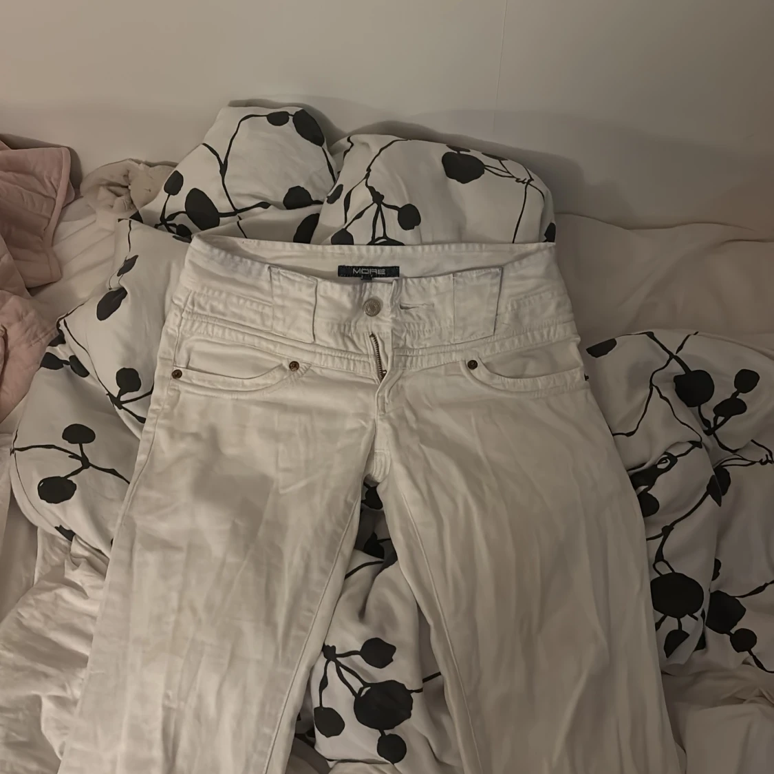 Vita jeansbyxor från More - 1