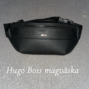 Hugo boss magväska  - En väldigt fin Hugo boss väska med ett väldigt fint material🤙