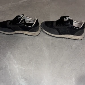 Philippe Model svarta sneakers - Köpte dessa skorna förs året är kanske skitiga men inga skador eller andra defekter. Skorna är väldigt sköna att ha på sig men endå snygga. Jag köpte skorna för 3000 kr och om man tvättar dom kan dom se ut som nya. Kommer med sko kartong skorna är äkta.