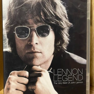 Lennon Legend: The Very Best Of John Lennon DVD - Upptäck John Lennons största hits i denna samling! Perfekt för dig som älskar musik och vill inspireras av en ikon. Innehåller klassiker som Imagine, Jealous Guy och Working Class Hero. En DVD för dig som vill veta mer om en av musikhistoriens största legender.