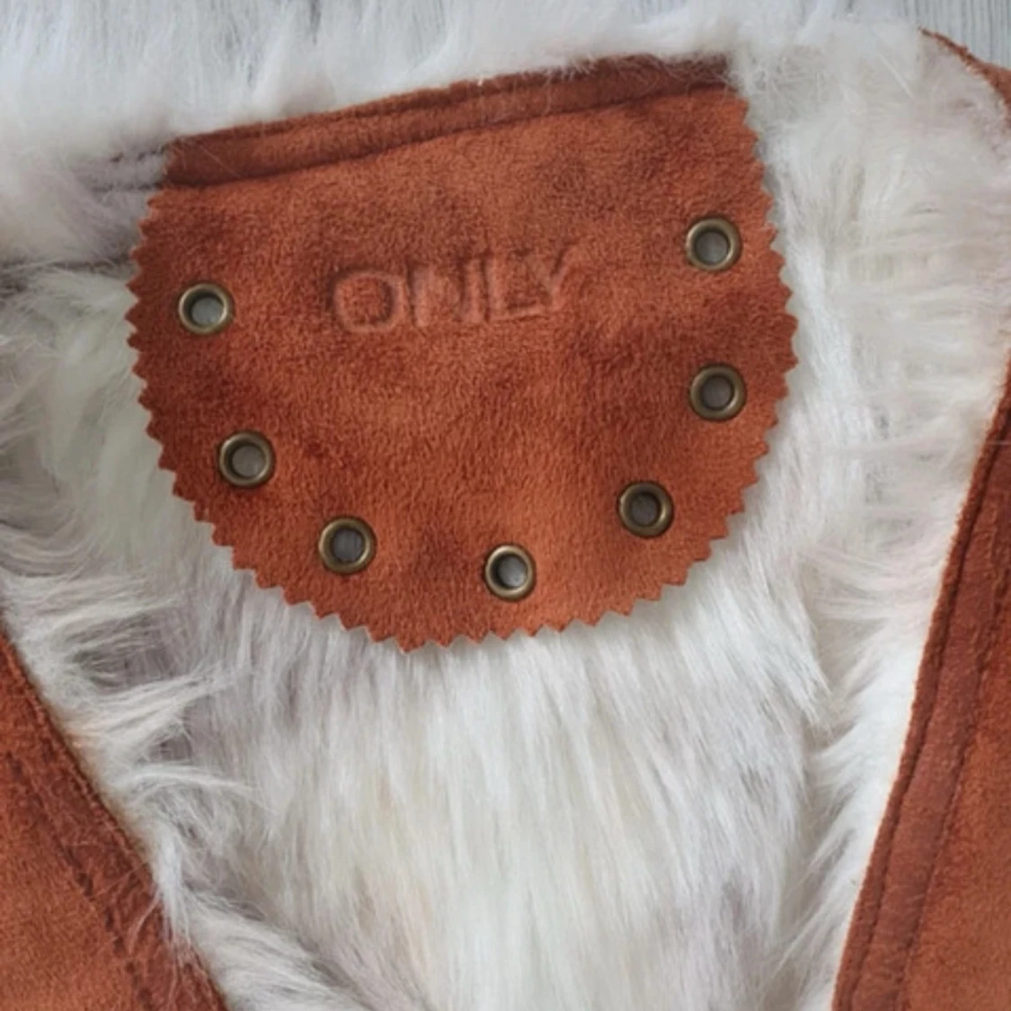 Brun pälsväst från ONLY, stl M - 4