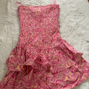 Rosa blommig kortklänning Gina Tricot - Supersöt kortklänning från Gina Tricot i rosa och ljusgult med blommigt mönster. Endast använd en gång. 