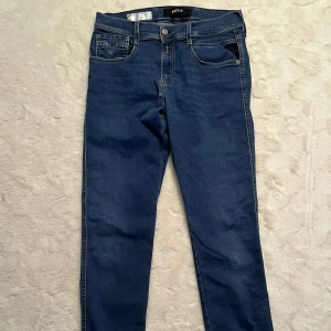 Replay Anbass jeans - Säljer ett par mörkblå anbass i sjukt snygg tvätt då jag inte använder de så mycket längre! Sjukt bra skick utan några defekter! Finns att hämta i Kristianstad, annars frakt🤝 Kan fraktas tillsammans med annat i min profil vid samköp! Priset kan diskuteras vid snabb affär och eller samköp med annan annons!