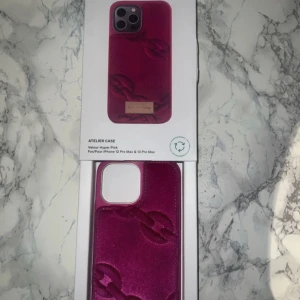 Atelier Case Velour Hyper Pink för iPhone 13 Pro Max & 13 Pro Max - Snyggt och exklusivt mobilskal i velour, färg Hyper Pink, från Ideal of Sweden. Passar iPhone 13 Pro Max. Skalet är nytt och levereras i originalförpackning. Ger ett lyxigt intryck och skyddar din telefon effektivt.
